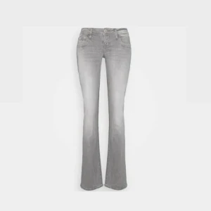 Ltb jeans  - Säljer ett par oerhört populära lågmidjade grå ltb jeans i storlek 28/30. Dem är i nyskick och inte används särskilt mycket då dem inte riktigt passar tyvärr. Kontakta mig vid funderingar. Om fler är intresserade blir det budgivning. Jag är 163.