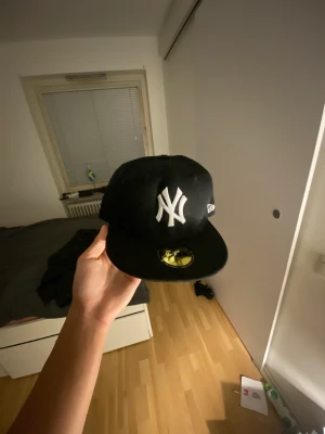 Yankee fitted cap - Den är one size. Storlek 56.8cm Helt ny och har fortforande klistermärkerna kvar Priset kan talas om