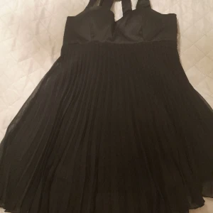 Fest klassisk svart klänning - Jätte fin svart klänning passar till middag eller till fest. Tyvärr passar inte längre  mig.den är för små passar S och M. Fint som ny.