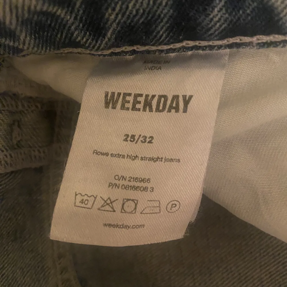 Säljer nu mina weekday jeans i modellen rowe i storlek 25x32. De är endast använda ett fåtal gånger.. Jeans & Byxor.