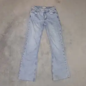 Ljusblå bootcut jeans från Gina Tricot 