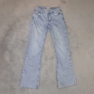 Jeans - Ljusblå bootcut jeans från Gina Tricot 