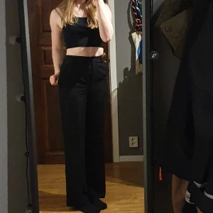 Kostymbyxor - Dessa byxor har jag haft i mindre än ett år men säljer nu då de är för små. De är lite större och raka i benen, vilket jag tycker är väldigt snyggt. Köpte dessa för 500 kr och de är i princip i samma skick som då.