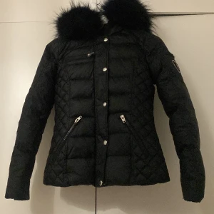 Vinterjacka - En svart rockandblue vinter jacka. Den har varit använd ett par gången men jackan är i väldigt bra skick