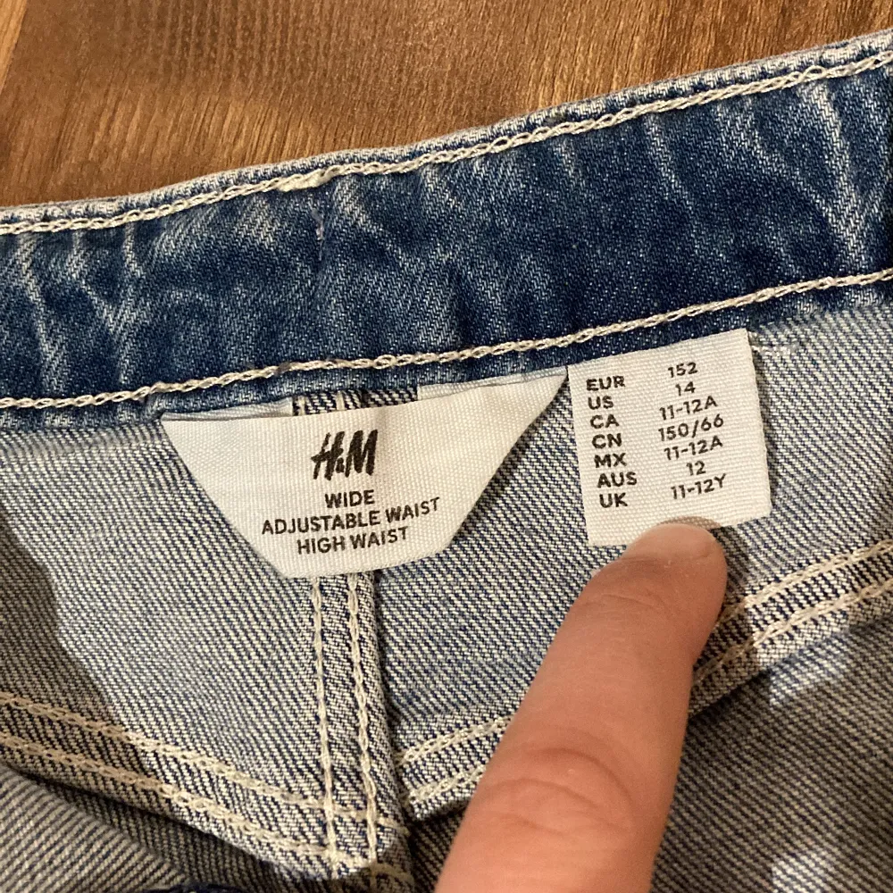 Blåa jeans i storlek 152  Använt men i bra skick. Köparen står för frakten!. Jeans & Byxor.