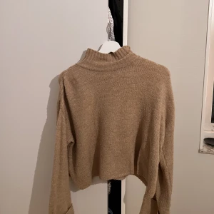 Stickad tröja - Lite tjockare, beige, stickad tröja med polo samt vida armar 💘 pris pga nopprig vid armarna