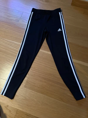 Adidas träningsbyxor - Adidas träningsbyxor storlek 152 / 11-12Y. Nyskick, bara använda ett fåtal gånger. 
