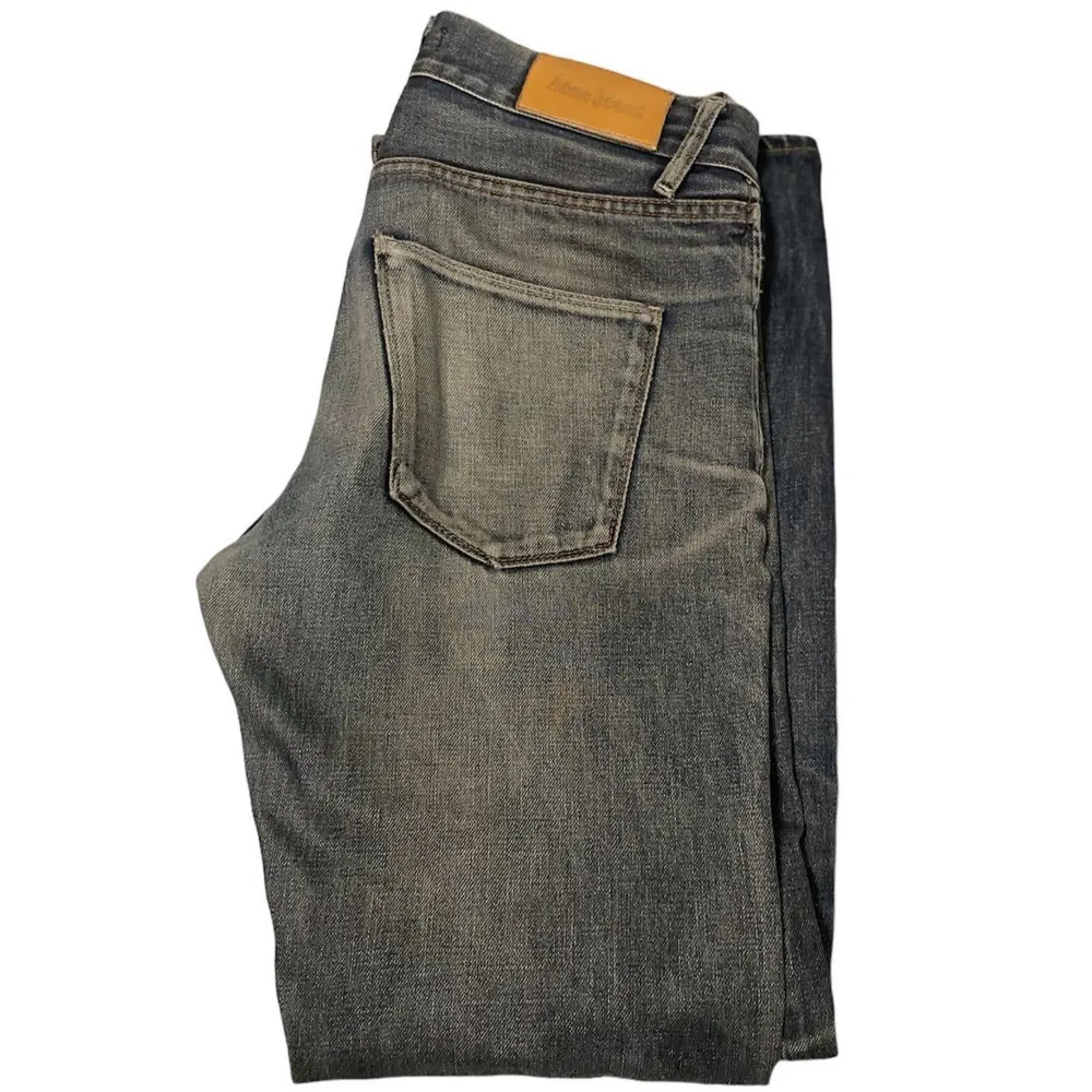 Fina Acne jeans i storlek 29/32. Skriv på dm vid frågor eller fler bilder!. Jeans & Byxor.