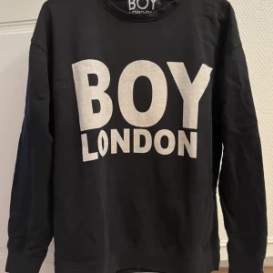 Boy London tröja - Oversized tröja från Boy London. Bredd axlar 53cm. Längd 63cm