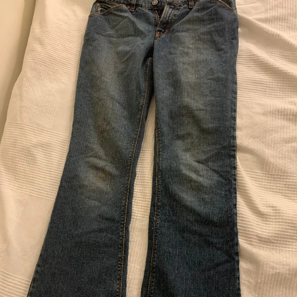 Säljer mina vintage lågmidjade Calvin klein jeans köpta på humana💖💞 nypris 400kr ❤️🩷. Jeans & Byxor.