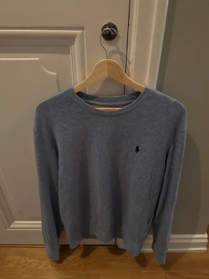 Polo Ralph Lauren - Fet tröja från Polo Ralph Lauren | storlek M: använd runt 2 ggr och har ett riktigt bra skick. Nypris: 1500 Vårat pris: 950 Frågor och funderingar skriv till oss!