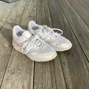 Addidas skor - Väldigt bra skick inte mycket använda.   Storlek 39