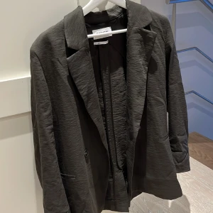 Kavaj  - Oversize grön kavaj som passar perfekt till många tillfällen. Knappt använt