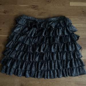 Svart volangkjol med silverglitter från Zara i strl 152 men skulle säga att den passar XS/S 💓funkar att använda som både topp och kjol 💕gratis frakt!! 