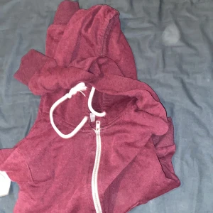 Hoodie - Vinröd hoodie, används ej så hoppas denna fina får nytt hem! 