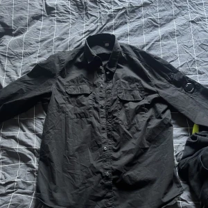Cp company overshirt - Cp overshirt i storlek L. Nästintill oanvänd, märket på armen har dock lossnat tyvärr men går stt köpa nytt. 