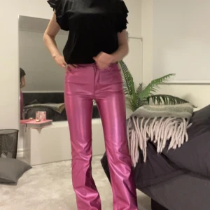 Byxor - Här har du ett par sjukt coola byxor❣️🤩 helt oanvända men utan prislapp kvar, så väldigt gott skick. Pris kan diskuteras vid snabb affär