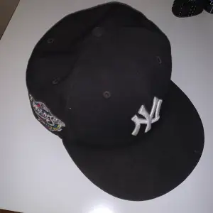 New era fitted cap. Använd i cirka New era fitted cap använd cirka 6 månader annars riktigt snygg keps, köpt för 550kr. Pris kan diskuteras 