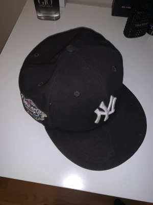 New era fitted cal - New era fitted cap. Använd i cirka New era fitted cap använd cirka 6 månader annars riktigt snygg keps, köpt för 550kr. Pris kan diskuteras 