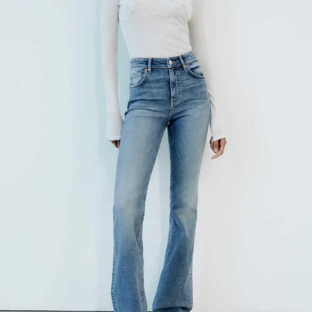 Säljer dessa blåa bootcut jeans ifrån Zara. Helt oanvända med prislappen kvar!❤️. Jeans & Byxor.