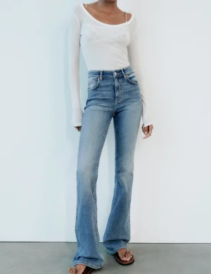 Bootcut Jeans  - Säljer dessa blåa bootcut jeans ifrån Zara. Helt oanvända med prislappen kvar!❤️