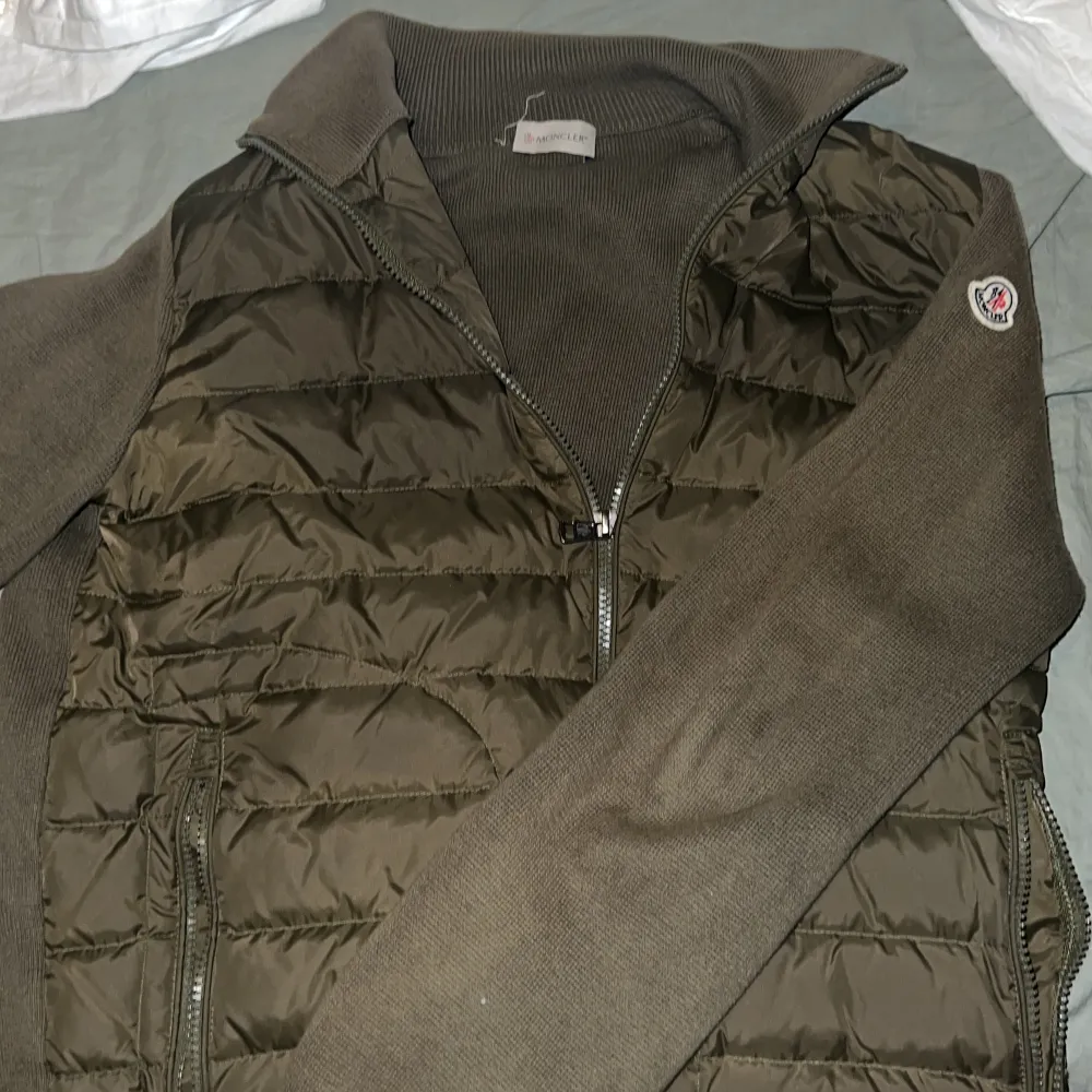 Moncler cardigan i mörkgrön storlek M. Använd en sommar och lappen i nacken har lossnat lätt.. Jackor.