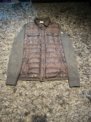 Moncler cardigan - Moncler cardigan   Size M Skick 8/10 utöver flaw Pris 2499kr Skick 8/10