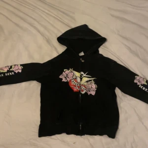 ed hardy kofta - en jätte fin ed hardy liknande kofta! fina detaljer o relativt använd! skulle säga att den passar S pris kan diskuteras!