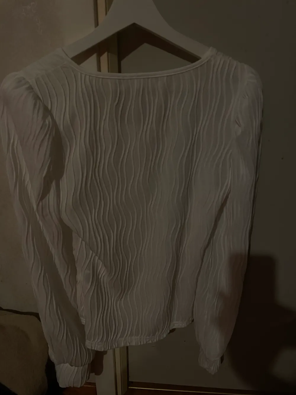 säljer en vit tröja från SHEIN, storlek M. Den är en aningen genomskinlig men supersnygg med ett linne under. . Tröjor & Koftor.
