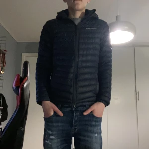  BLÅ JR FROST DOWN HOOD JACKET -  peak performance KILLE - BLÅ JR FROST DOWN HOOD JACKET - KILLE, Köptes förra vintern från kidsbrandstore. Nypris 1999 men här för endast 999 ☺️👍skick 8/10 hör av er vid fler frågor!?