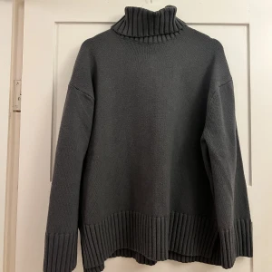 Tjocktröja polokrage  - Grå tjocktröja m polokrage från H&M   Storlek: M  Material: 64% polyester, 30% akryl, 6% ull Skick: lite nopprig på vissa ställen annars utan anmärkning. 