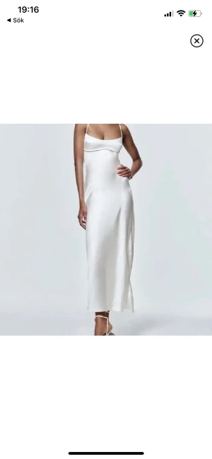Klänning från Zara - (Lägger upp igen för gratis frakt) Satinklänning från Zara, använd fåtal gånger. Storlek S
