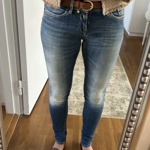 Replay jeans - Fina jeans. Tyvärr så har den inte kommit till så stor användning för mig och hoppas att den får en ny ägare.  Kommer ifrån ett rök och djurfritt hem! Har du fler frågor så kontakta gärna mig.  Se mina övriga annonser! ❤️