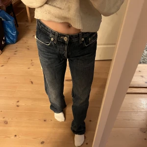 Zara jeans  - Mörkblåa mid waist jeans i storleken 34 och dom är lite långa och stora för mig som är 160 cm lång. 