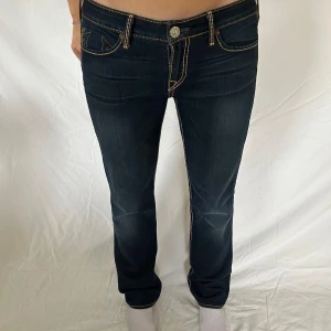 True religon jeans  - Midjemått: 41cm Innebenslängd: 80cm Ytterbenslängd 97cm Grenhöjd: 19