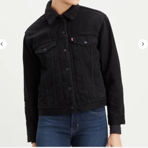 Fodrad jeansjacka  - Säljer min jätte fina och varma, kroppade jeans jacka från Levis som jag fick förra julen men tyvärr inte kommit till användning💕 