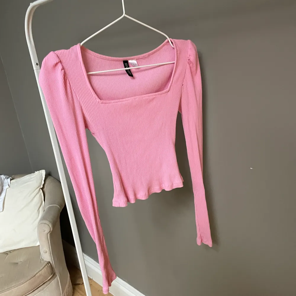 Fin rosa tröja, ett ytterst liten defekt som syns på bild 3.. Toppar.