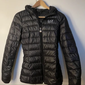 Armani jacka - Armani jacka i storlek xs. Den är i bra skick. Nypris 1700