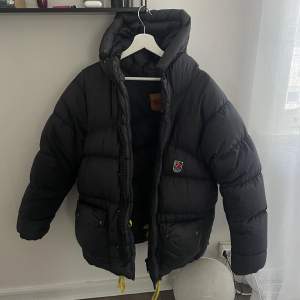 Jag säljer min fina dam Fjällräven Expedition Down jacka originalmodellen, då jag köpt en ny vinterjacka. Storlek: XS  Färg: svart Nypris: ca 8000kr Det är tyvärr en liten defekt i högerarmen, men ingenting man tänker på  Fler bilder skickas vid intresse 