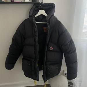 Fjällräven Expedition Down jacka  - Jag säljer min fina dam Fjällräven Expedition Down jacka originalmodellen, då jag köpt en ny vinterjacka. Storlek: XS  Färg: svart Nypris: ca 8000kr Det är tyvärr en liten defekt i högerarmen, men ingenting man tänker på  Fler bilder skickas vid intresse 