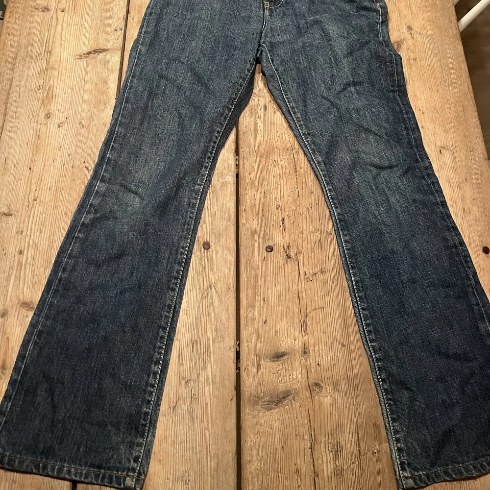 Ett par supersnygga low waist jeans från Fake London Genius. Jeansen köptes för ca 600 kr men säljs för 200❤️ Dessa har en jättefin fick detalj på högra fickan (se bild 1).. Jeans & Byxor.