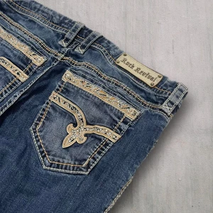 R22 Rock Revival Bootcut jeans  - Rock Revival jeans i model Easy Boot 💜 Tag 34W 💜Midja (rakt över) 46cm 💜 Innerben 73cm 💜 Ytterben 101cm 💜 Benöppning 25cm 💜  💜Våra mått blir W=36, L=28 💜 Men jämför alltid måtten💜R22