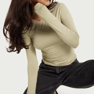 Grön långärmad topp - Grön långärmad topp i storlek XXS, från Nelly ”my perfect top” i världens finaste gröna färg!! 🙌🤩 Nyskick