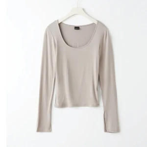Långärmad tröja  - Långärmad tröja från Gina Tricot💓 man kan använda den bak o fram och vanligt! Sparsamt använd. Ljusbrun/beige färg. I storlek M men passar S också!