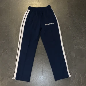 Palm angels byxor - Mörkblå Palm angels byxor i storlek M