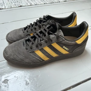 Adidas busenitz  - Adidas skor i grymt skick, 8.5/10. Använda 3 gånger men var för små för mig. 