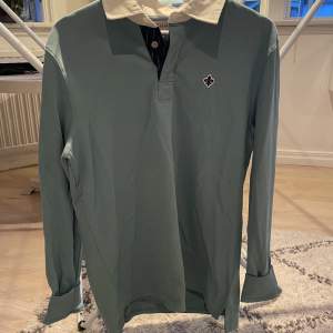 En äldre Morris tröja, inga defekter Mintgrön färg ungefär,färgen på bilden kan vara lite missvisande, skicka till mig så löser jag en bättre