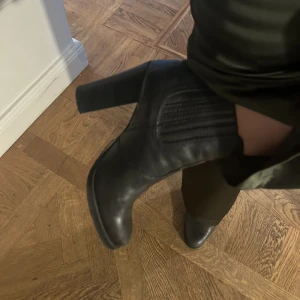 Svart stövlett - Svarta stövletter köpta vintage i Paris så vet inte vilket märke de är ifrån.