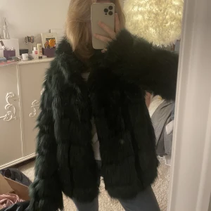 Pälsjacka  - Säljer min jätte snygga stora fuskpäls jacka. Jättesnygg mörkgrön färg. Skulle uppskatta storleken som en M men passa även S. Pris kan diskuteras!