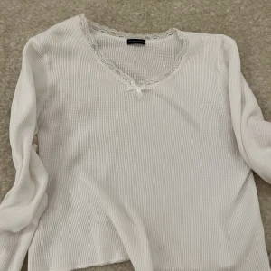 Brandy Melville vit topp - Söt topp från brandy. Oanvänd
